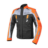 Giacca MUD MAXI JACKET, una giacca moto impermeabile e antivento. Colori nero e arancio. Di ELEVEIT MOTOBOOTS.